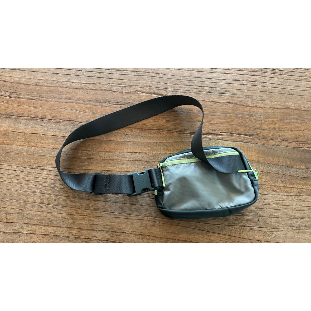 Lululemon Everywhere Belt Bag - Picture 4 of 7